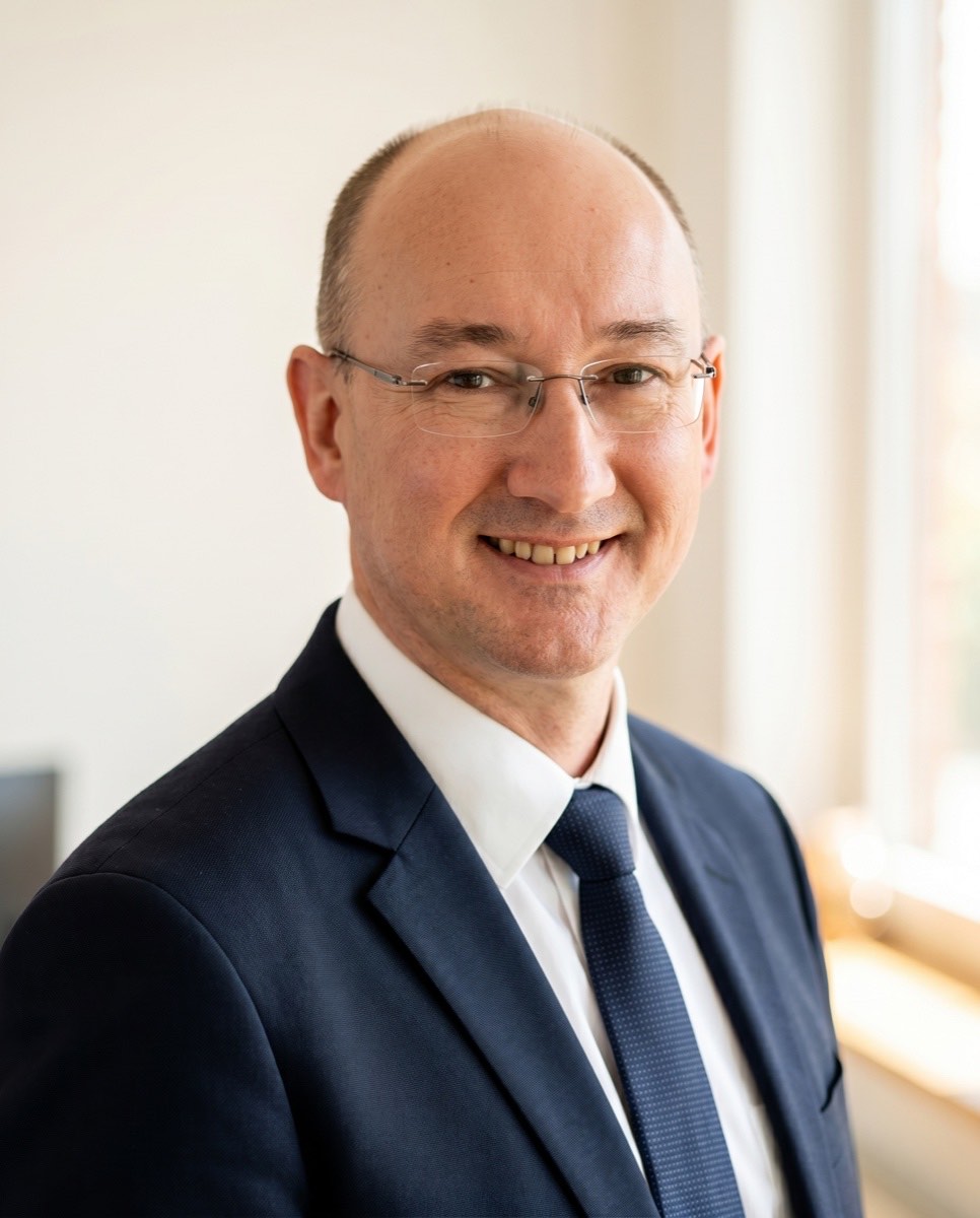 Sebastian Tasch, Baufinanzierungsberater in Grevenbroich, im hellen Studio-Porträt